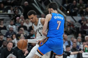 必发-两度生吃！美网友：文班一打切特就来劲 文班拿捏对位&amp;切特有戒指