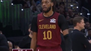 必发下载-张弓搭箭！加兰半场前最后一攻 虚晃后三分压哨灯亮球进！